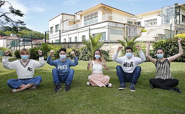 Inés Somoza, Enrique Hilanderas, Carlota Tielve, Sergio Trelles y Lucía García, ante el Colegio La Corolla. 