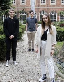 Imagen secundaria 2 - Arriba, la cinco matrículas de honor del IES Calderón de la Barca: Ángeles Pérez, Alejandro Álvarez, Lucía Díaz, Celia González y Covadonga Mitre. A la izquierda, María Luz Gutiérrez, Sara García, Cecilia Cora y Marta Marín. Detrás, Hugo García, Itsasne Martínez, María Alzaga y Pablo Antona, del IES Universidad Laboral; y a la derecha, Luis Álvarez, Jorge Trapiella y Paula Iglesias, de los Jesuitas.