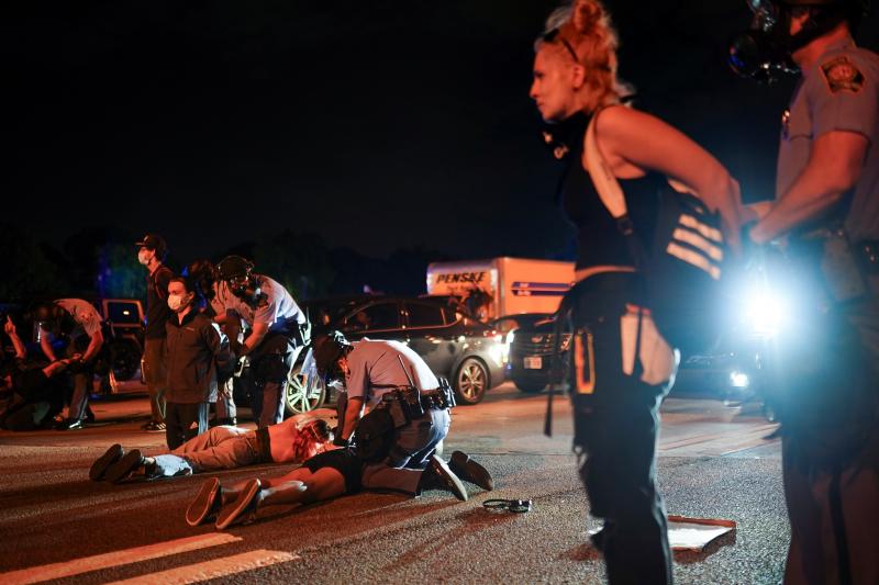 La muerte de otro joven negro, Rayshard Brooks, por disparos de un agente blanco en Atlanta ha desencadenado una nueva oleada de protestas contra el racismo y la violencia policial en Estados Unidos. Los manifestantes han cortado carreteras y han quemado el restaurante de comida rápida junto al que tuvo lugar el suceso.