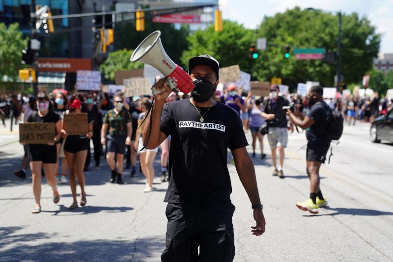 La muerte de otro joven negro, Rayshard Brooks, por disparos de un agente blanco en Atlanta ha desencadenado una nueva oleada de protestas contra el racismo y la violencia policial en Estados Unidos. Los manifestantes han cortado carreteras y han quemado el restaurante de comida rápida junto al que tuvo lugar el suceso.