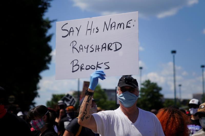 La muerte de otro joven negro, Rayshard Brooks, por disparos de un agente blanco en Atlanta ha desencadenado una nueva oleada de protestas contra el racismo y la violencia policial en Estados Unidos. Los manifestantes han cortado carreteras y han quemado el restaurante de comida rápida junto al que tuvo lugar el suceso.
