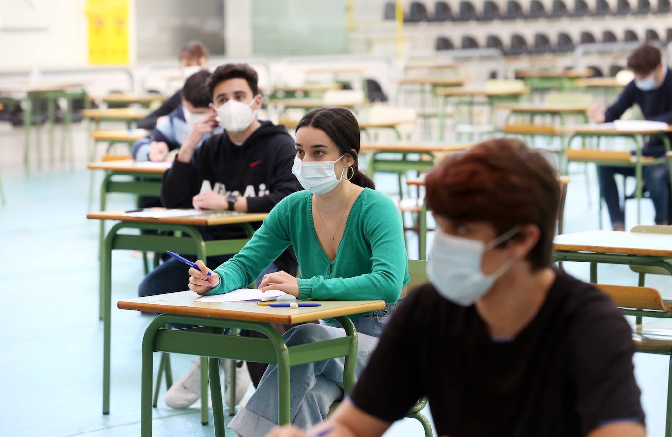 Cerca de 400 estudiantes estaban convocados en la Escuela Politécnica de Mieres, la Facultad de Química y la Escuela de Ingeniería Informática