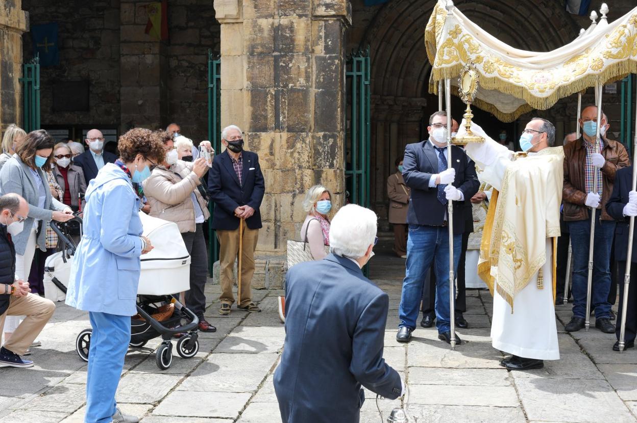 Momento de la bendición en la campa de la iglesia de San Nicolás de Bari. 