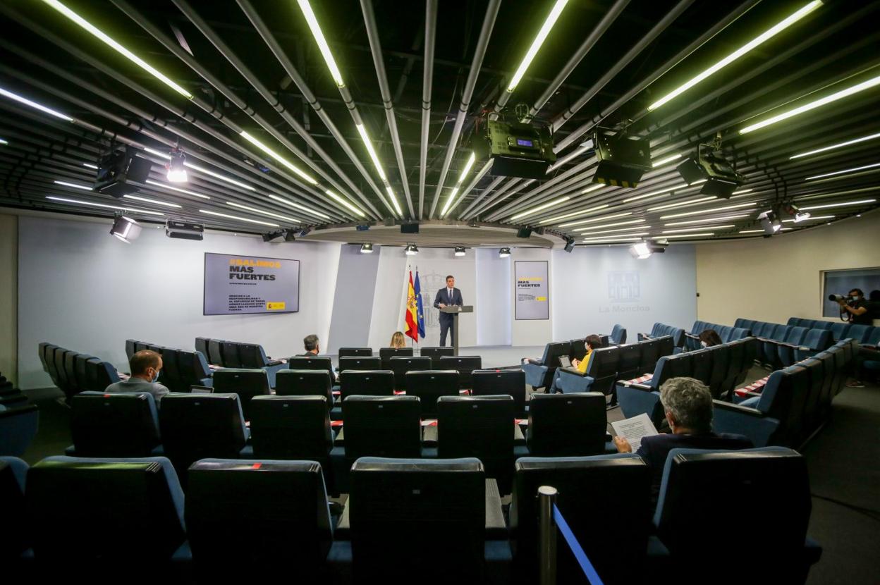 Pedro Sánchez compareció ayer en Moncloa tras la reunión con los presidentes autonómicos. 