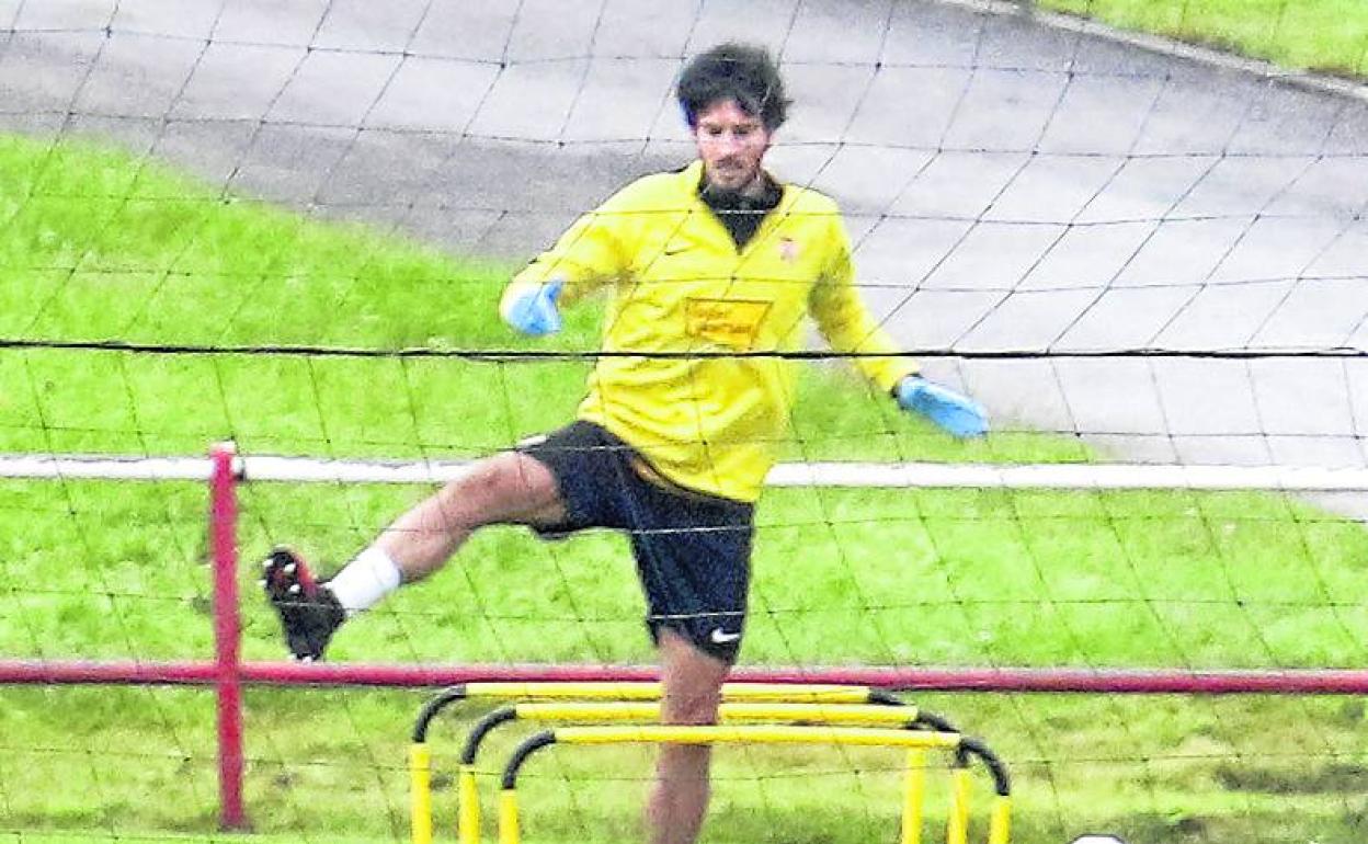 Marc Valiente realiza un ejercicio en un entrenamiento. j. c. tuero