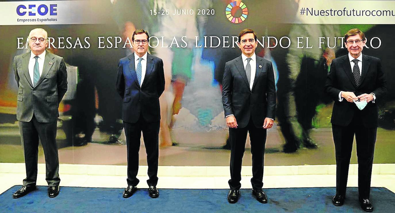 El presidente de Endesa, José Bogas; el de CEOE, Antonio Garamendi; el presidente de BBVA, Carlos Torres, y José Ignacio Goirigolzarri, presidente de Bankia, durante la foto de familia en el acto inaugural. E. C.