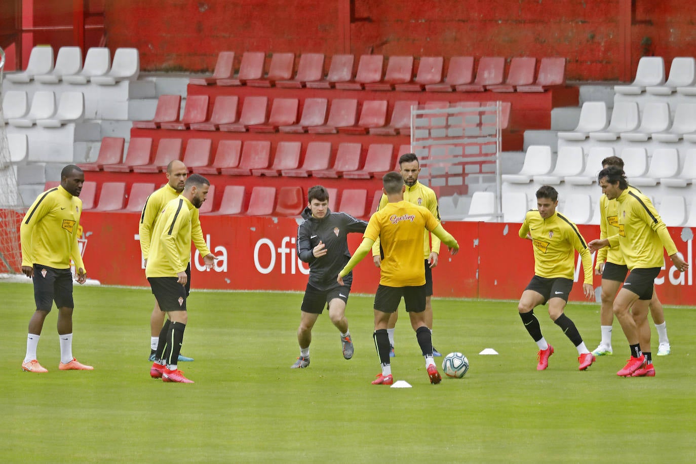 Los jugadores del Sporting han preparado el encuentro del jueves frente al Alcorcón en el Estadio Santo Domingo. 