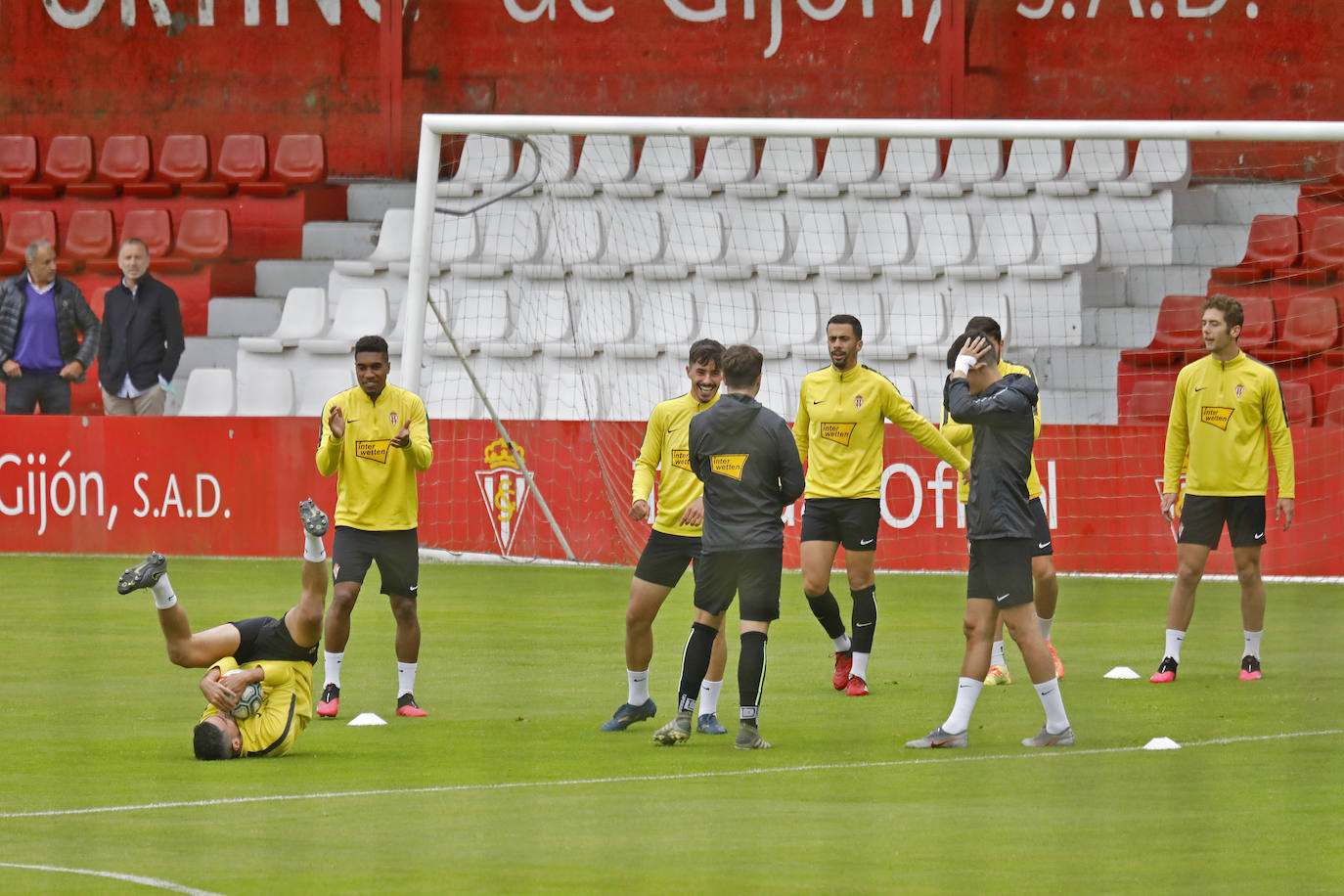 Los jugadores del Sporting han preparado el encuentro del jueves frente al Alcorcón en el Estadio Santo Domingo. 