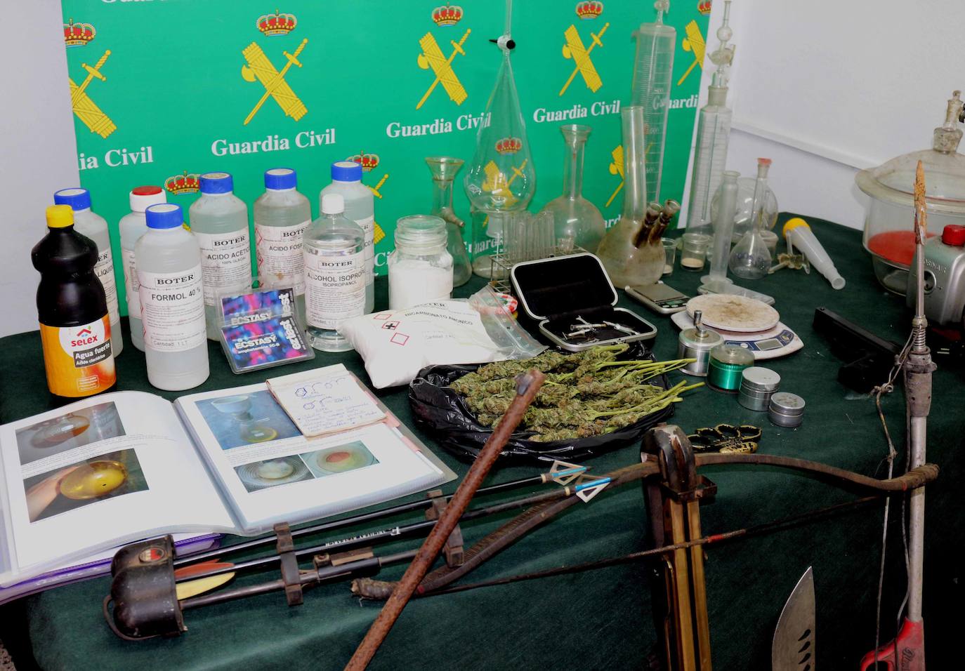 La Guardia Civil ha desmantelado cuatro centros de cultivo de marihuana en operaciones llevadas a cabo en Asturias, Alicante y Almería, donde han sido detenidas cinco personas y se han incautado cerca de 1.500 plantas de cannabis. 