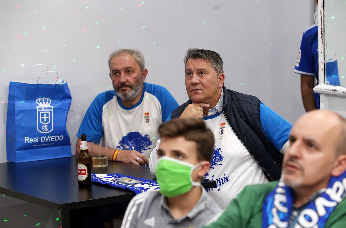 Las peñas del Oviedo viven el choque ante el Depor fuera del estadio. 