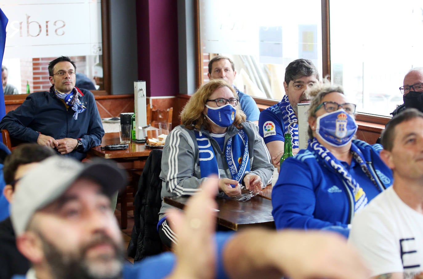 Las peñas del Oviedo viven el choque ante el Depor fuera del estadio. 