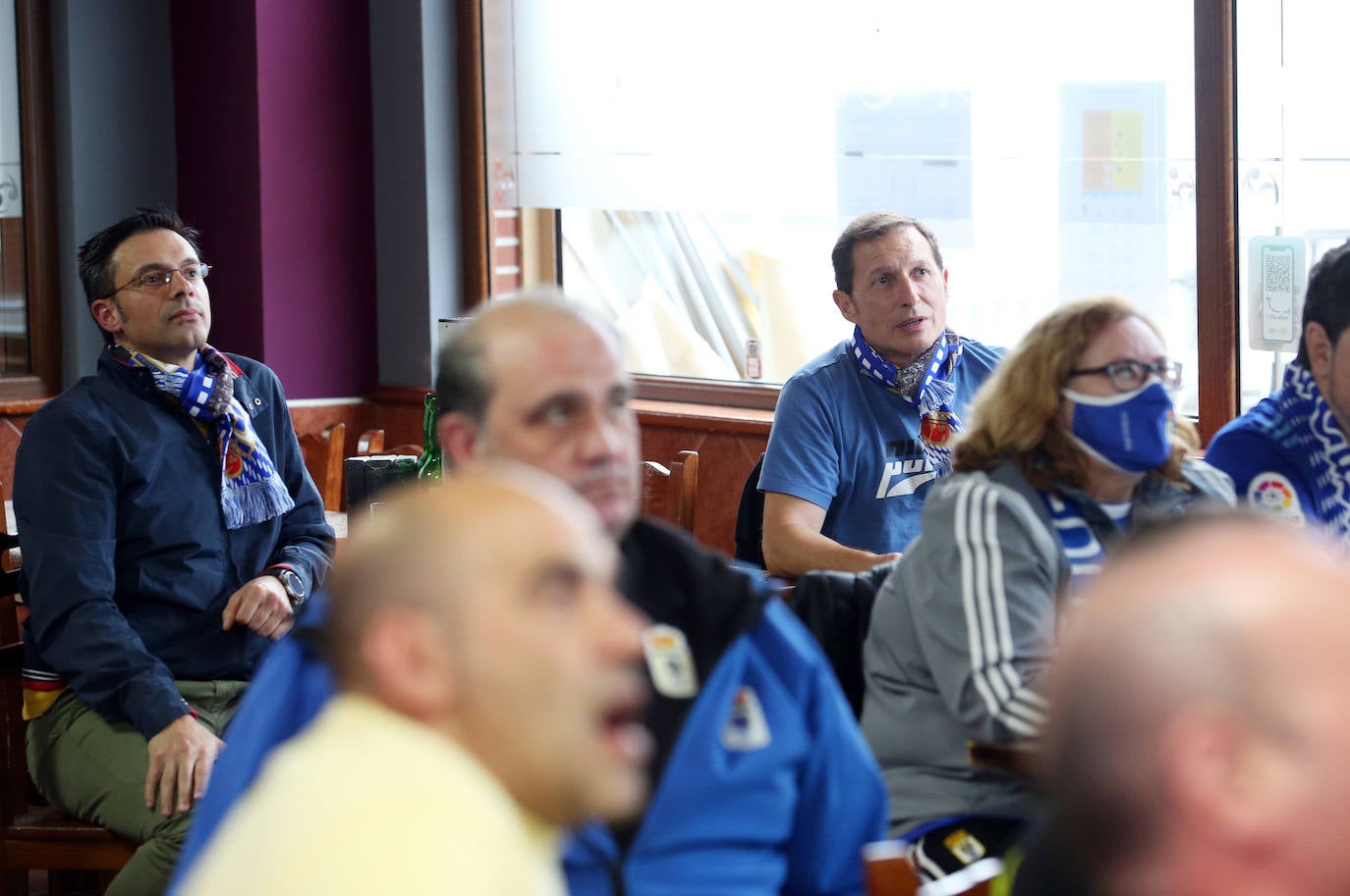 Las peñas del Oviedo viven el choque ante el Depor fuera del estadio. 