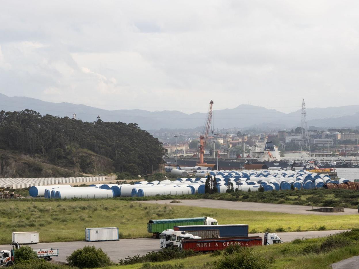 Piezas de aerogeneradores esperando a ser embarcadas en el Puerto de Avilés. 