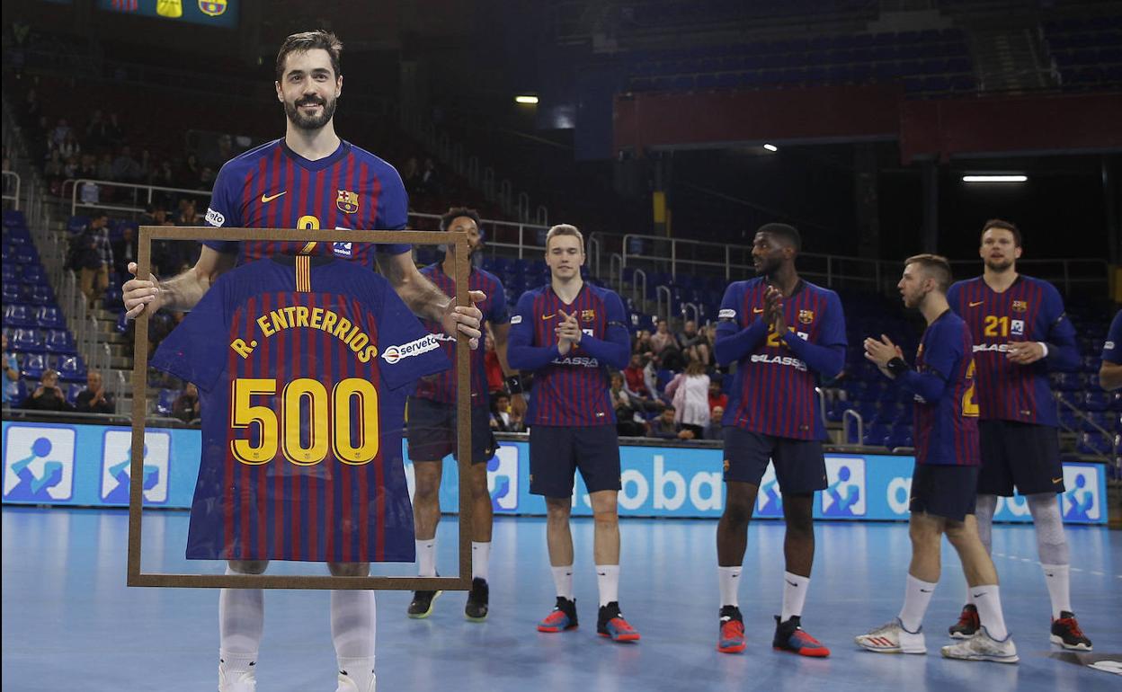 Raúl Entrerríos recibe la camiseta conmemorativa de sus 500 partidos. 