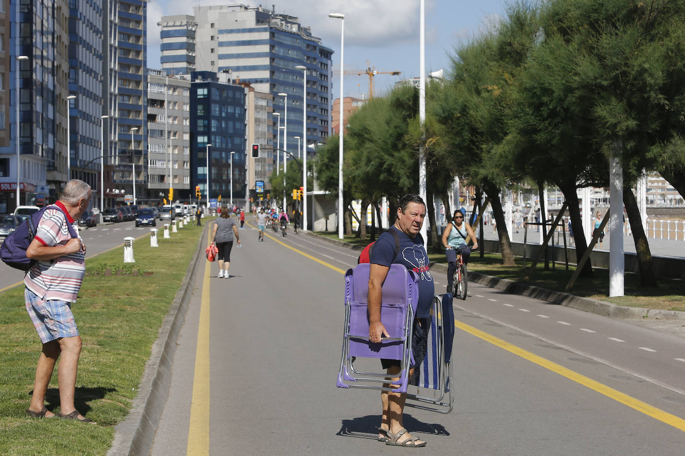 El sol y el buen tiempo han animado este jueves a disfrutar de las playas de Gijón. 