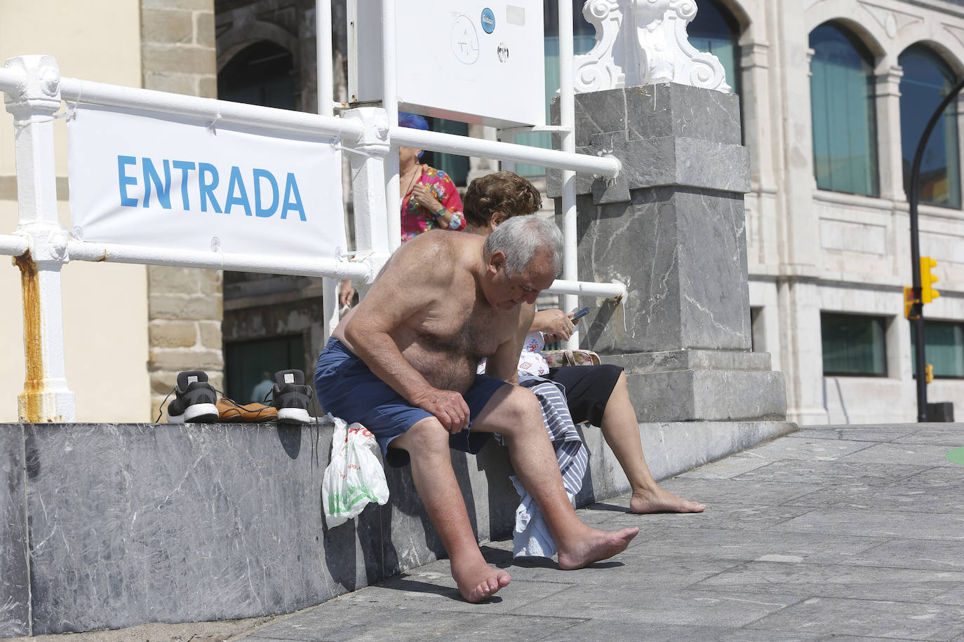 El sol y el buen tiempo han animado este jueves a disfrutar de las playas de Gijón. 