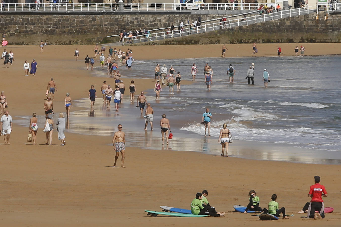 El sol y el buen tiempo han animado este jueves a disfrutar de las playas de Gijón. 