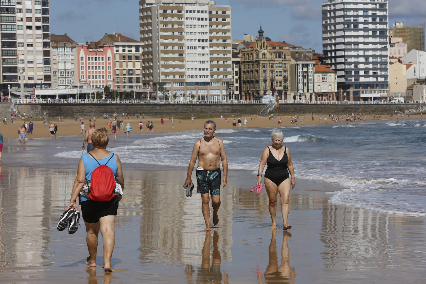 El sol y el buen tiempo han animado este jueves a disfrutar de las playas de Gijón. 