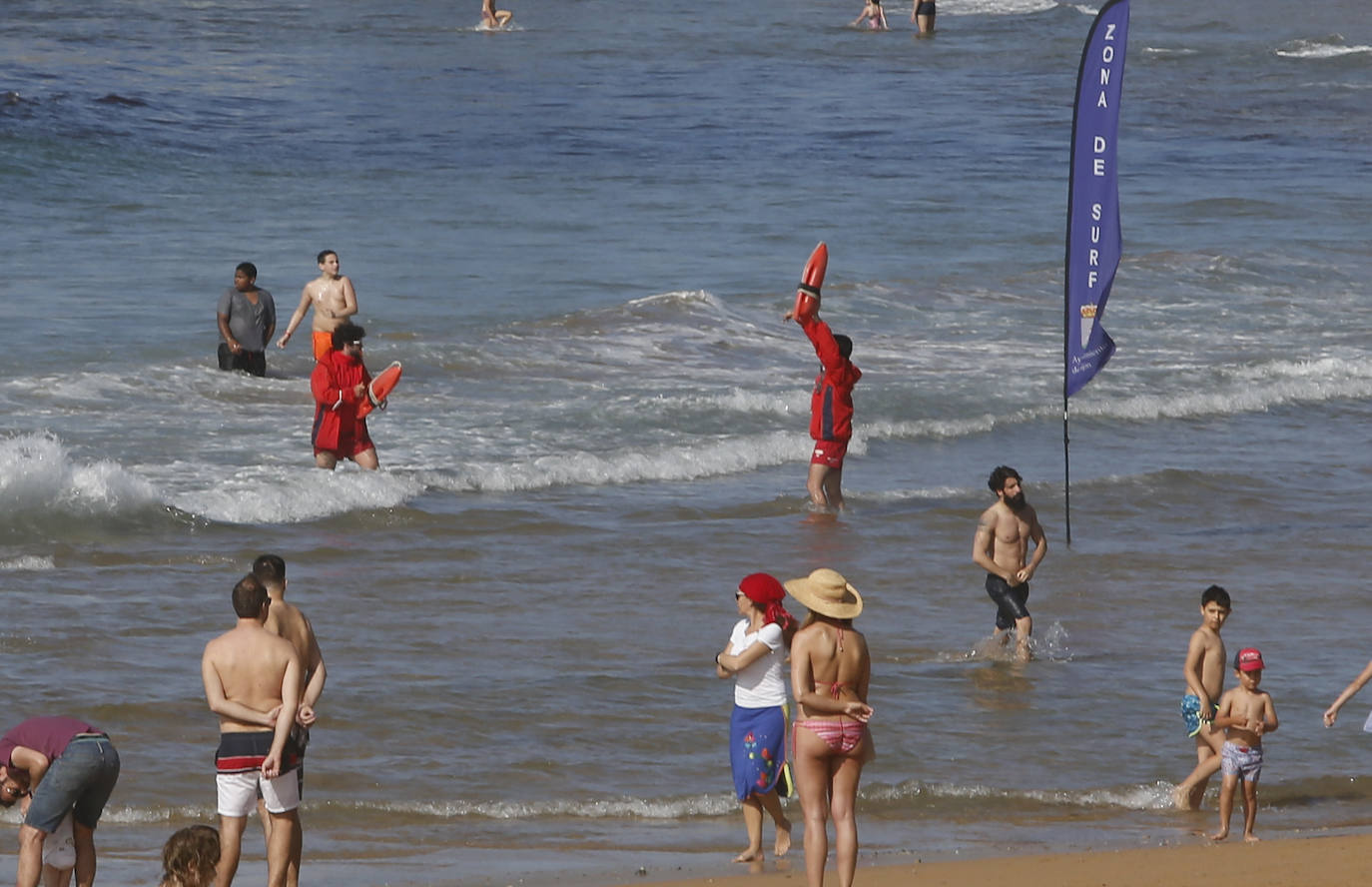 El sol y el buen tiempo han animado este jueves a disfrutar de las playas de Gijón. 