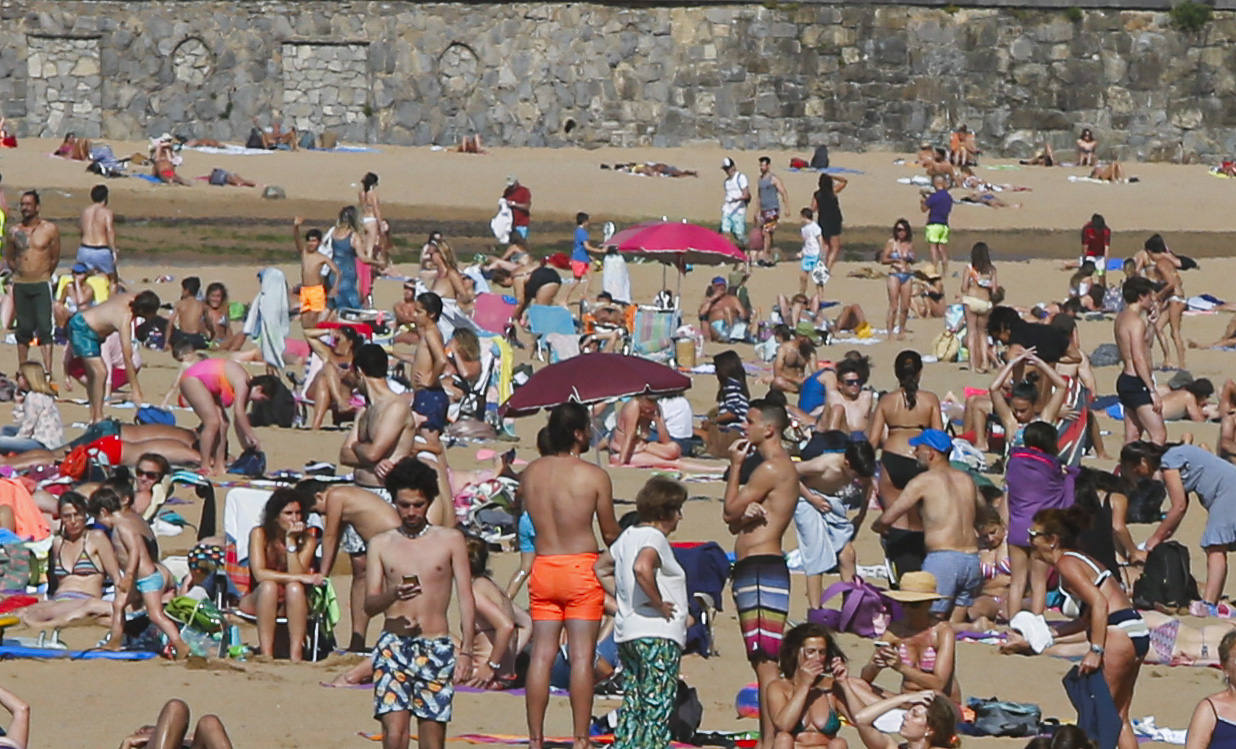 El sol y el buen tiempo han animado este jueves a disfrutar de las playas de Gijón. 