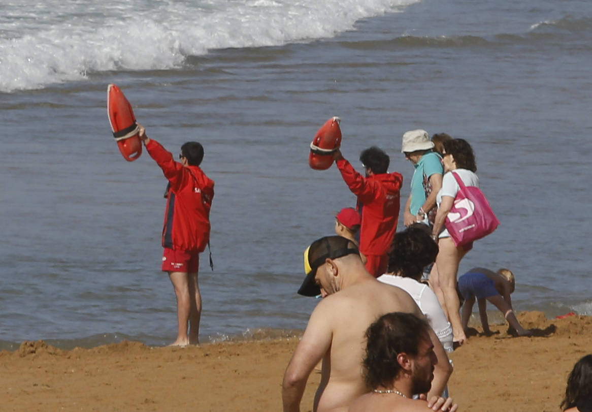 El sol y el buen tiempo han animado este jueves a disfrutar de las playas de Gijón. 