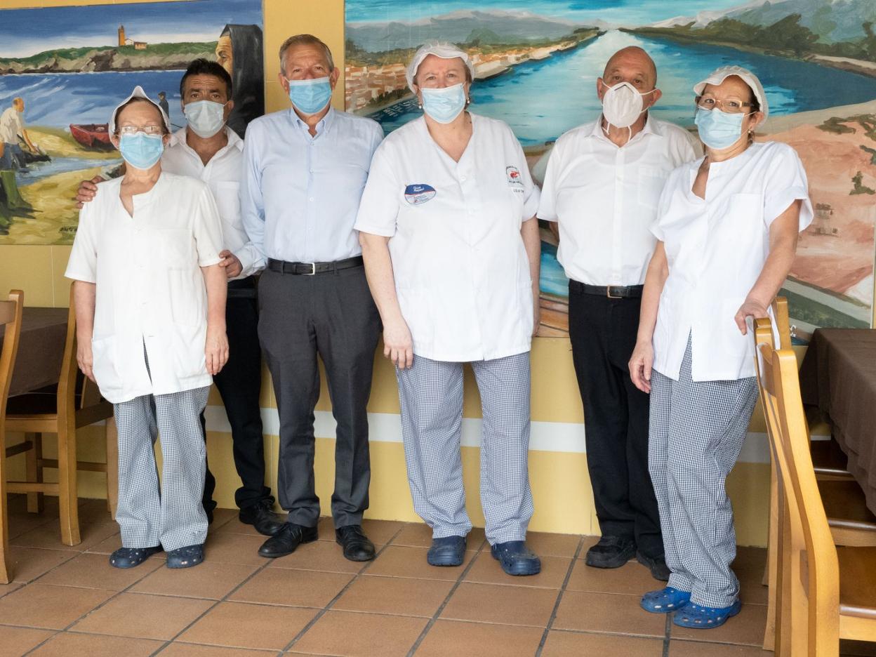 El equipo del restaurante avilesino Yumay. 
