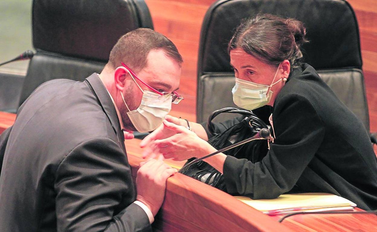 Barbón conversa con la portavoz del PSOE,Dolores Carcedo, al inicio del pleno. Mario rojas