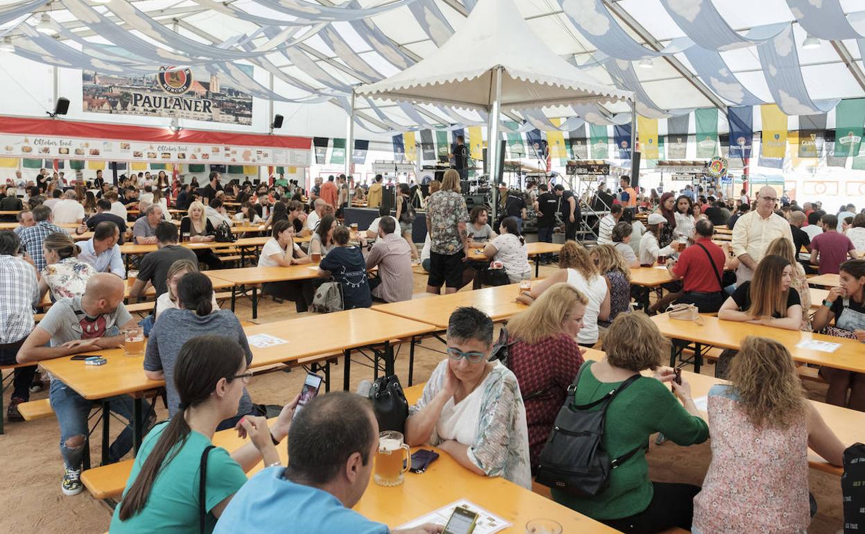 Asistentes al Oktoberfest en la plaza de toros de El Bibio de Gijón.