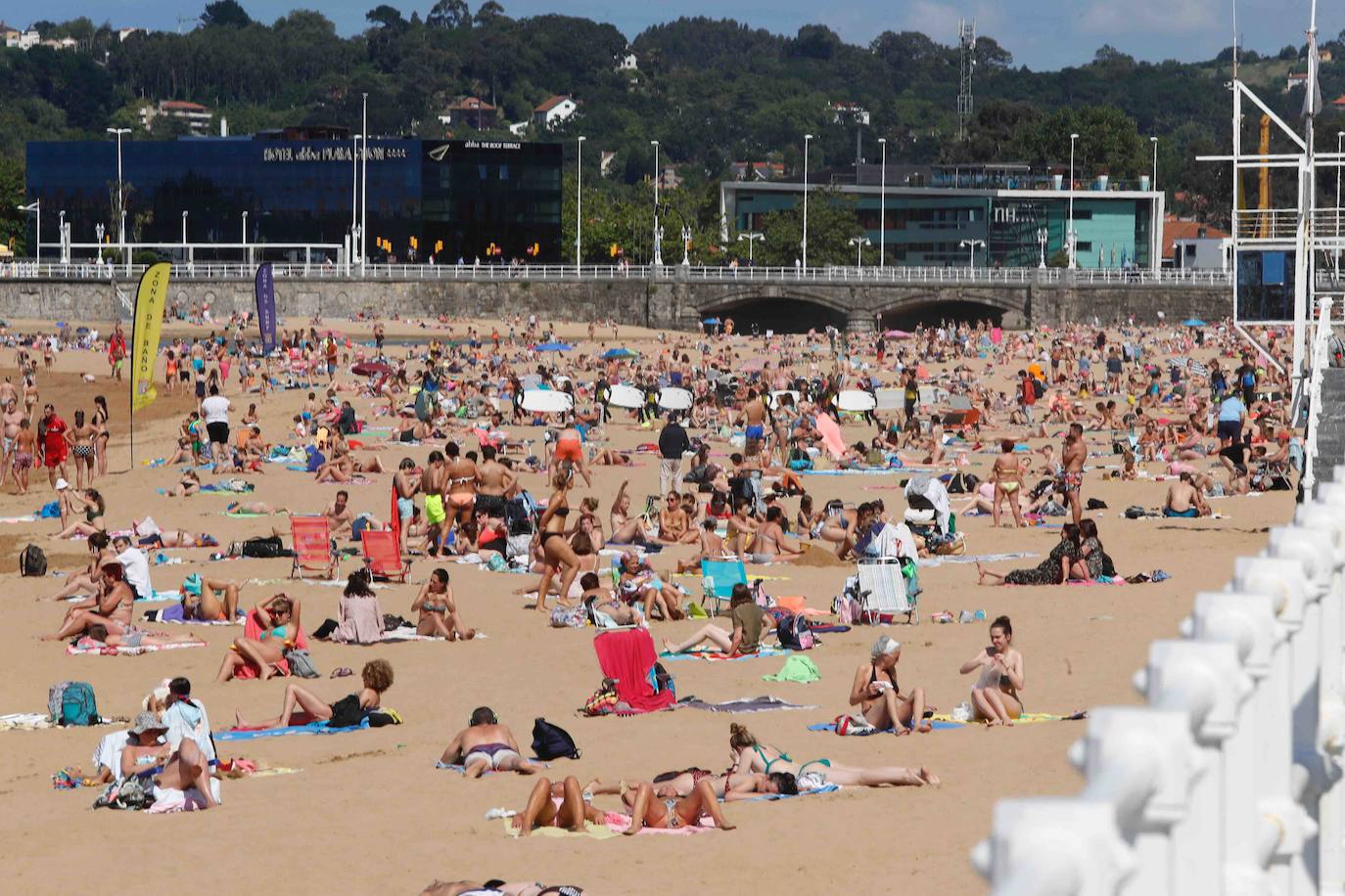 El estado de alarma está a punto de finalizar y con él, las restricciones de movilidad. A partir del 21 de junio los españoles podrán viajar por todo el territorio nacional y mientras tanto, los asturianos han aprovechado el buen tiempo para disfrutar de las playas. 