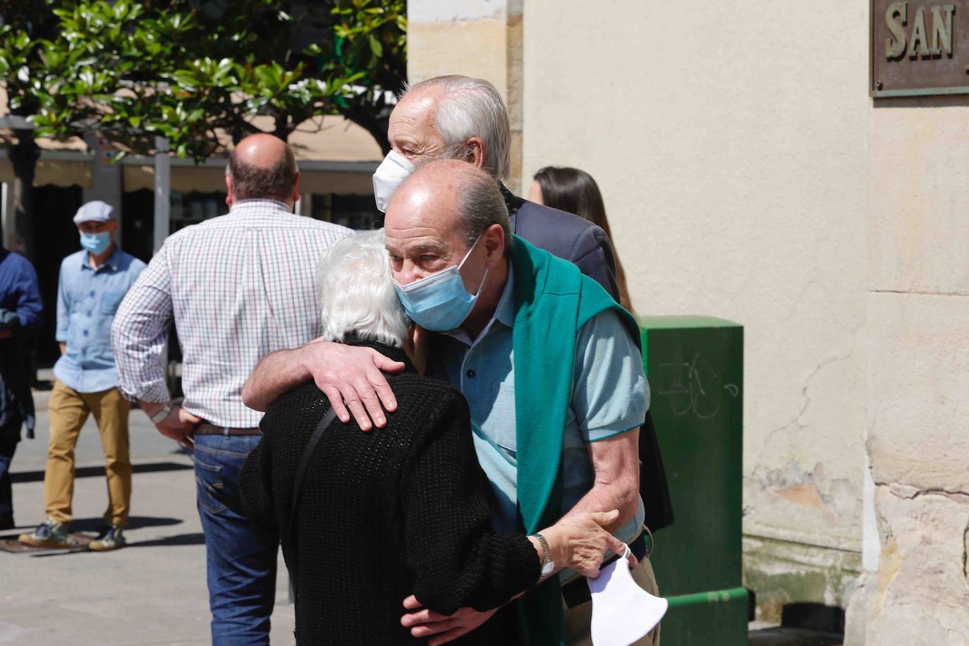 La iglesia parroquial de San Lorenzo se quedó pequeña durante la despedida de Manolo Llanos, un referente en el mundo del deporte tanto a nivel local, regional e incluso internacional. Su paso por las entidades más emblemáticas de la ciudad, como el Sporting y el Grupo Covadonga, así como el Principado antes de dar el salto al Comité Olímpico Español como director, reflejaron el gran número de amigos que dejó allá donde estuvo.