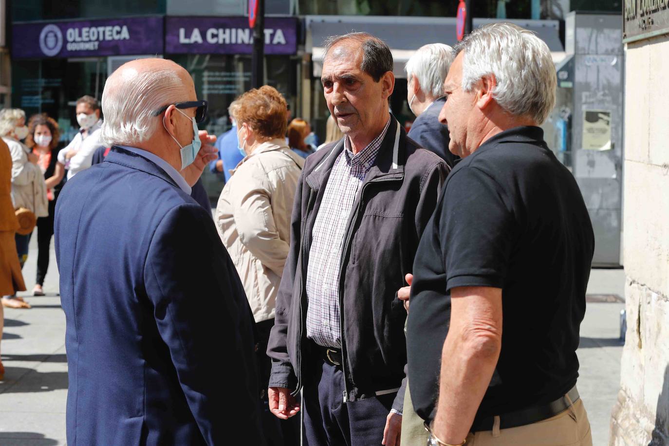 La iglesia parroquial de San Lorenzo se quedó pequeña durante la despedida de Manolo Llanos, un referente en el mundo del deporte tanto a nivel local, regional e incluso internacional. Su paso por las entidades más emblemáticas de la ciudad, como el Sporting y el Grupo Covadonga, así como el Principado antes de dar el salto al Comité Olímpico Español como director, reflejaron el gran número de amigos que dejó allá donde estuvo.