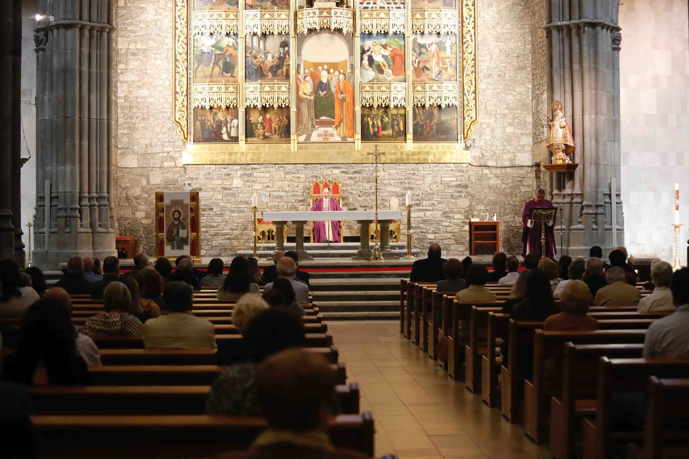 La iglesia parroquial de San Lorenzo se quedó pequeña durante la despedida de Manolo Llanos, un referente en el mundo del deporte tanto a nivel local, regional e incluso internacional. Su paso por las entidades más emblemáticas de la ciudad, como el Sporting y el Grupo Covadonga, así como el Principado antes de dar el salto al Comité Olímpico Español como director, reflejaron el gran número de amigos que dejó allá donde estuvo.