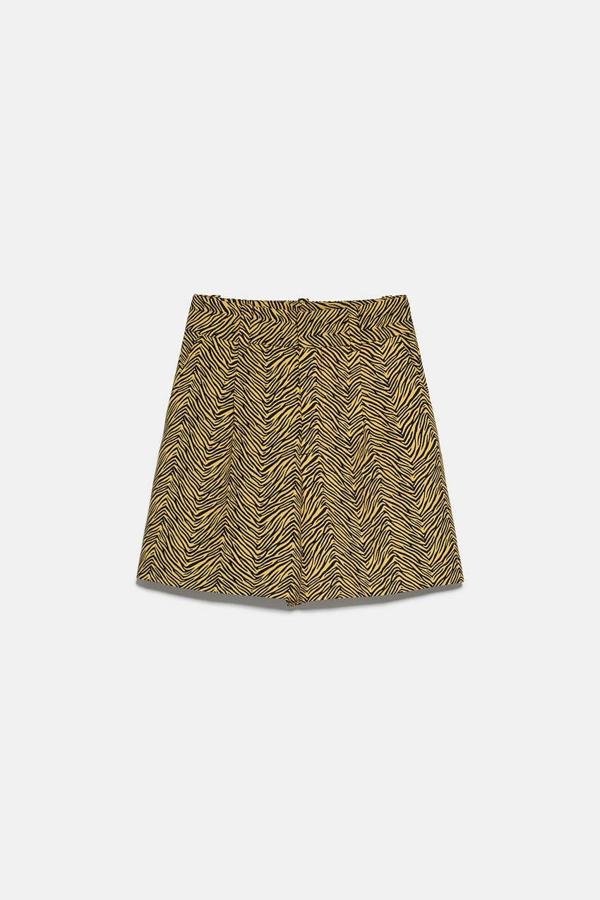 Bermuda jacquard con detalle de pinzas de Zara, 25,95 euros.