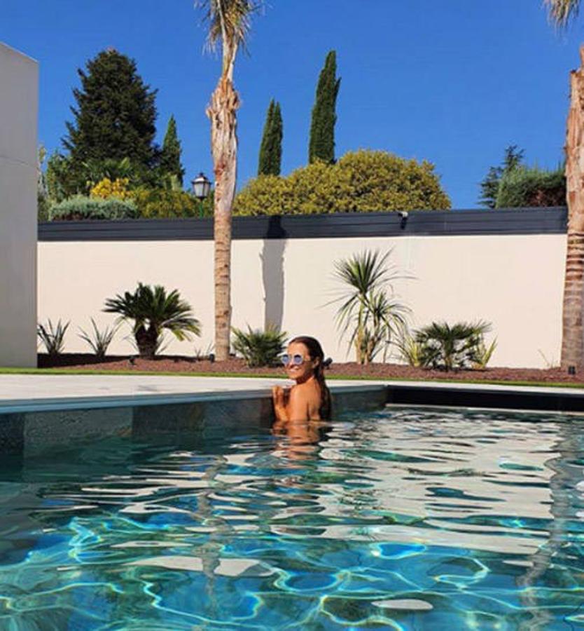 En su jardín tampoco falta una piscina privada en la que darse un chapuzón en los días más calurosos de verano.