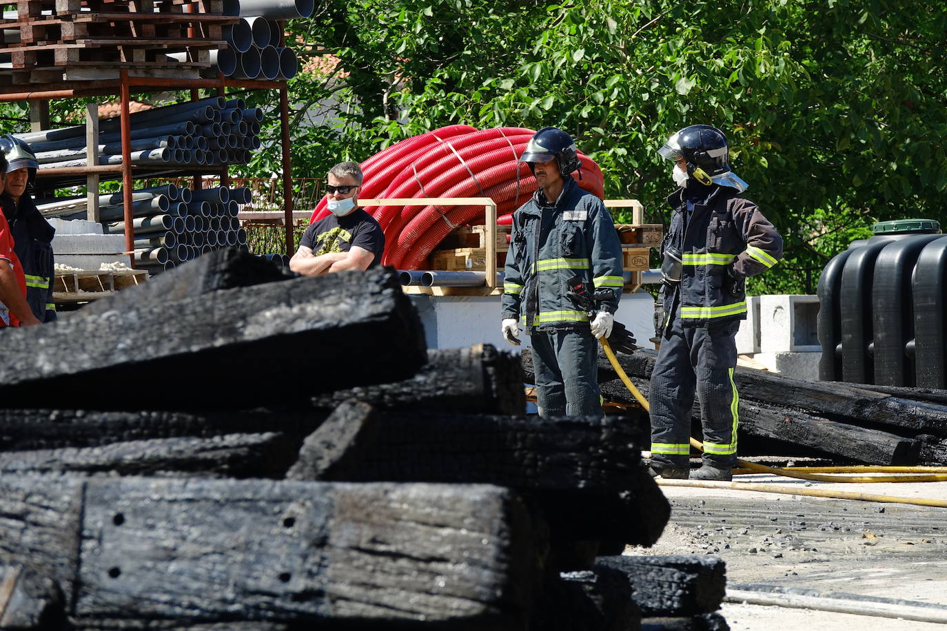 El fuego se inició en un recinto anexo a la nave que contenía madera tratada y la rápida intervención de los bomberos evitó que los daños fuesen mayores. 