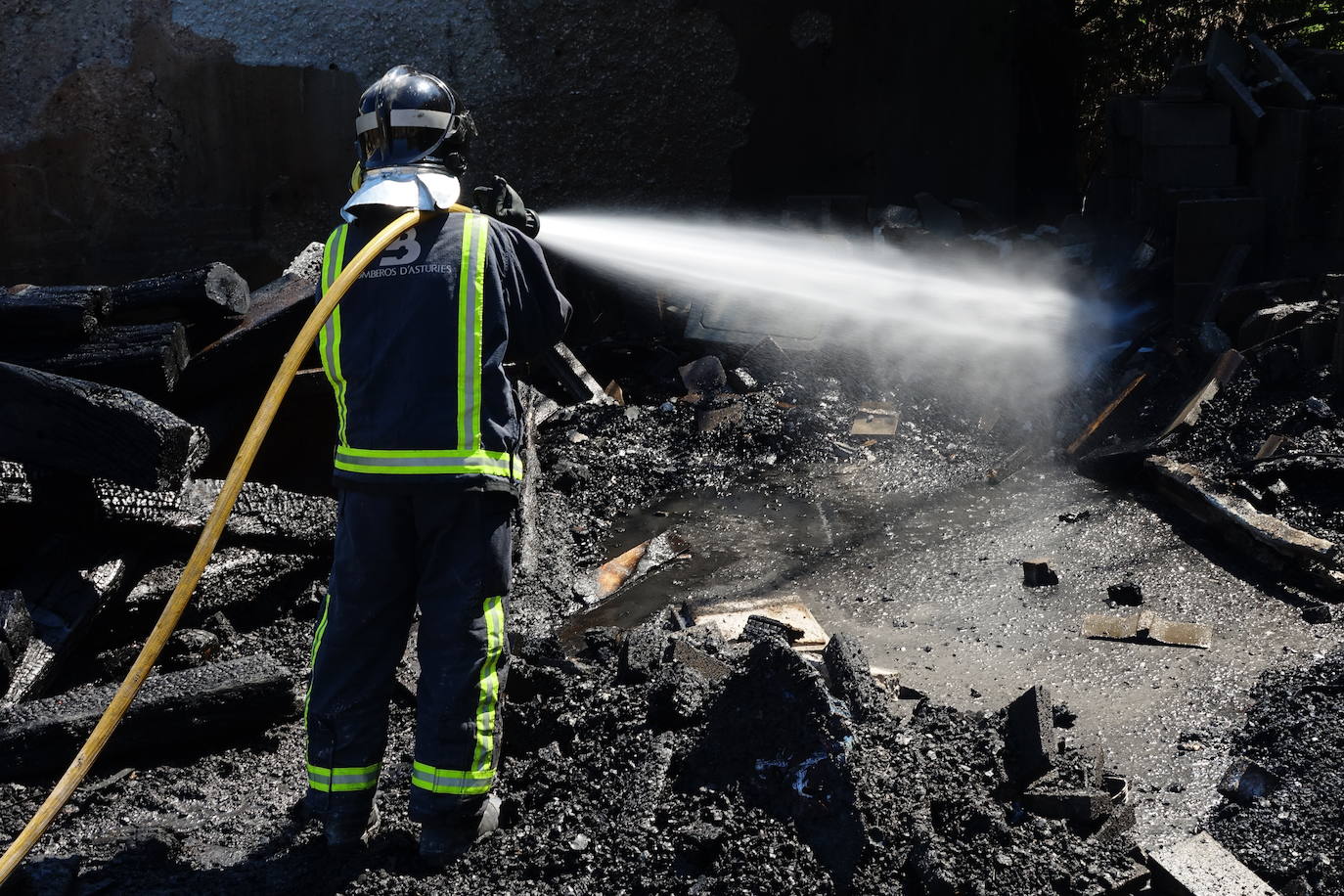El fuego se inició en un recinto anexo a la nave que contenía madera tratada y la rápida intervención de los bomberos evitó que los daños fuesen mayores. 