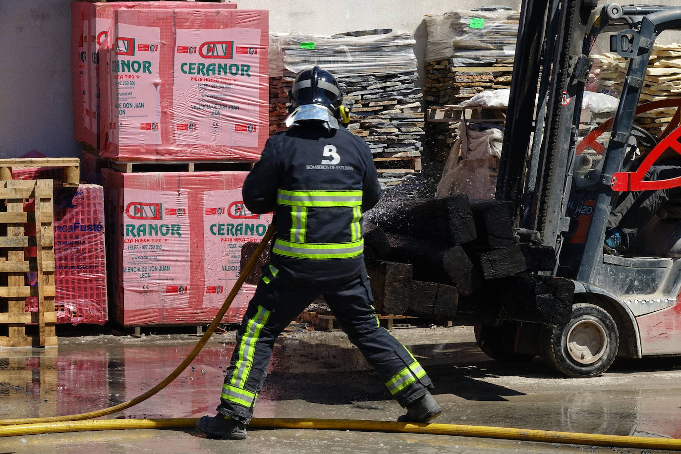 El fuego se inició en un recinto anexo a la nave que contenía madera tratada y la rápida intervención de los bomberos evitó que los daños fuesen mayores. 