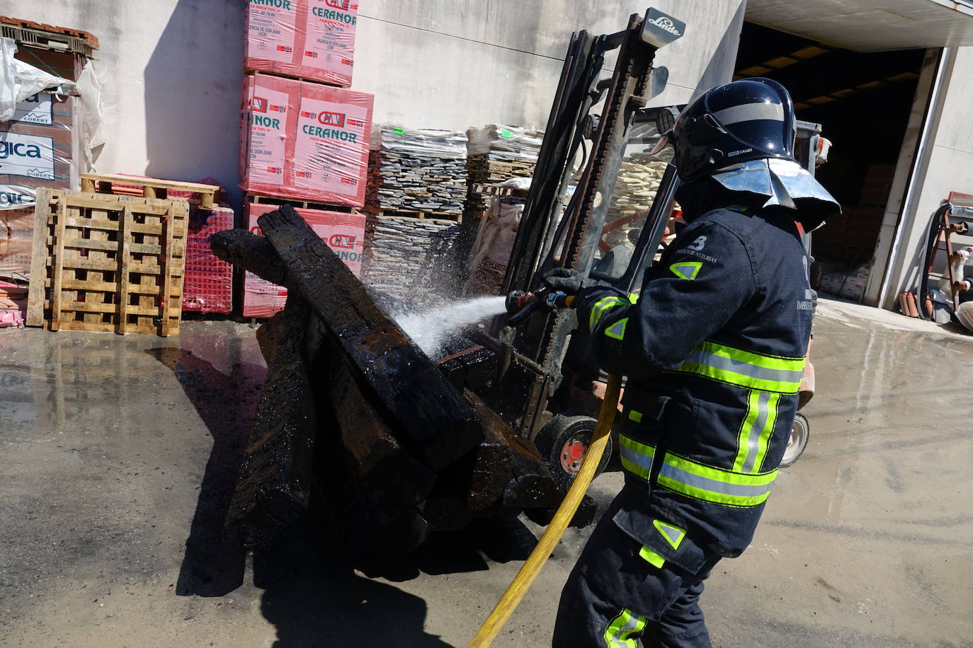 El fuego se inició en un recinto anexo a la nave que contenía madera tratada y la rápida intervención de los bomberos evitó que los daños fuesen mayores. 