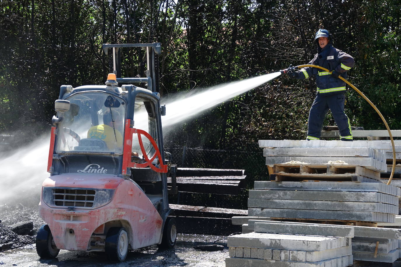 El fuego se inició en un recinto anexo a la nave que contenía madera tratada y la rápida intervención de los bomberos evitó que los daños fuesen mayores. 