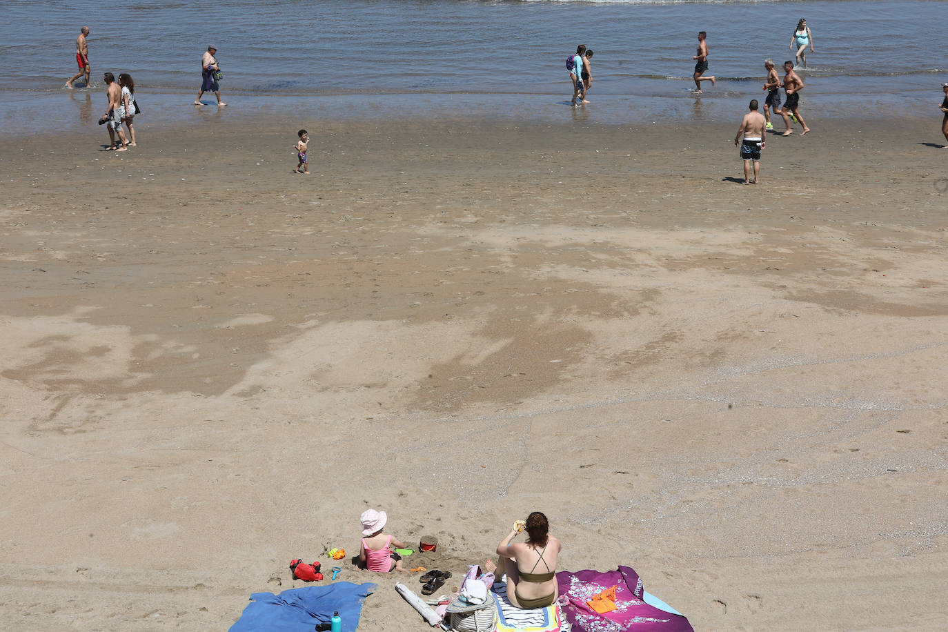 Así es la nueva normalidad en las playas asturianas. 