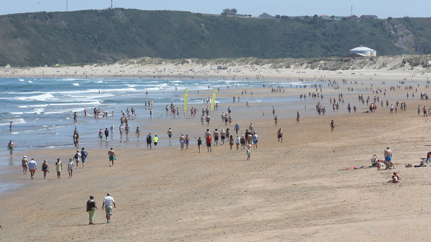 Así es la nueva normalidad en las playas asturianas. 