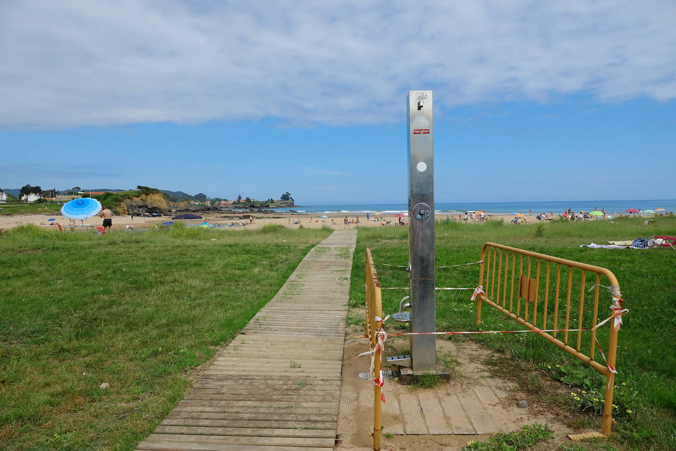 Así es la nueva normalidad en las playas asturianas. 