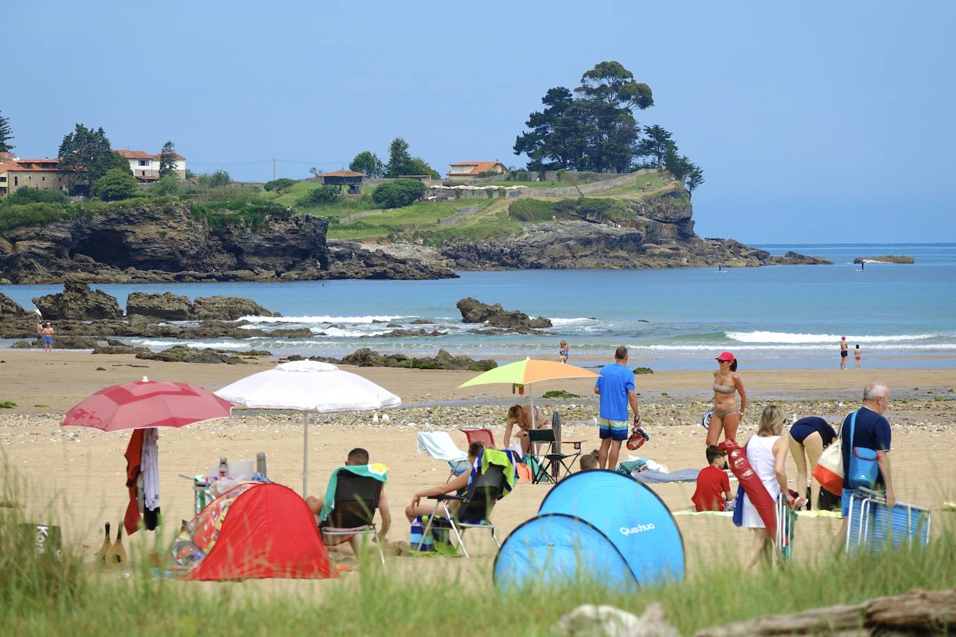 Así es la nueva normalidad en las playas asturianas. 