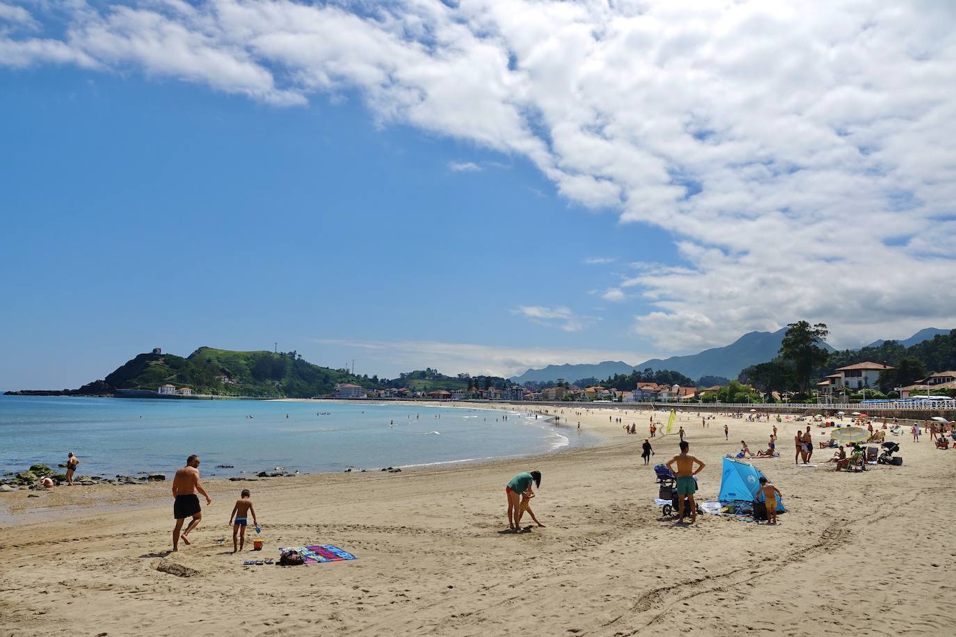 Así es la nueva normalidad en las playas asturianas. 