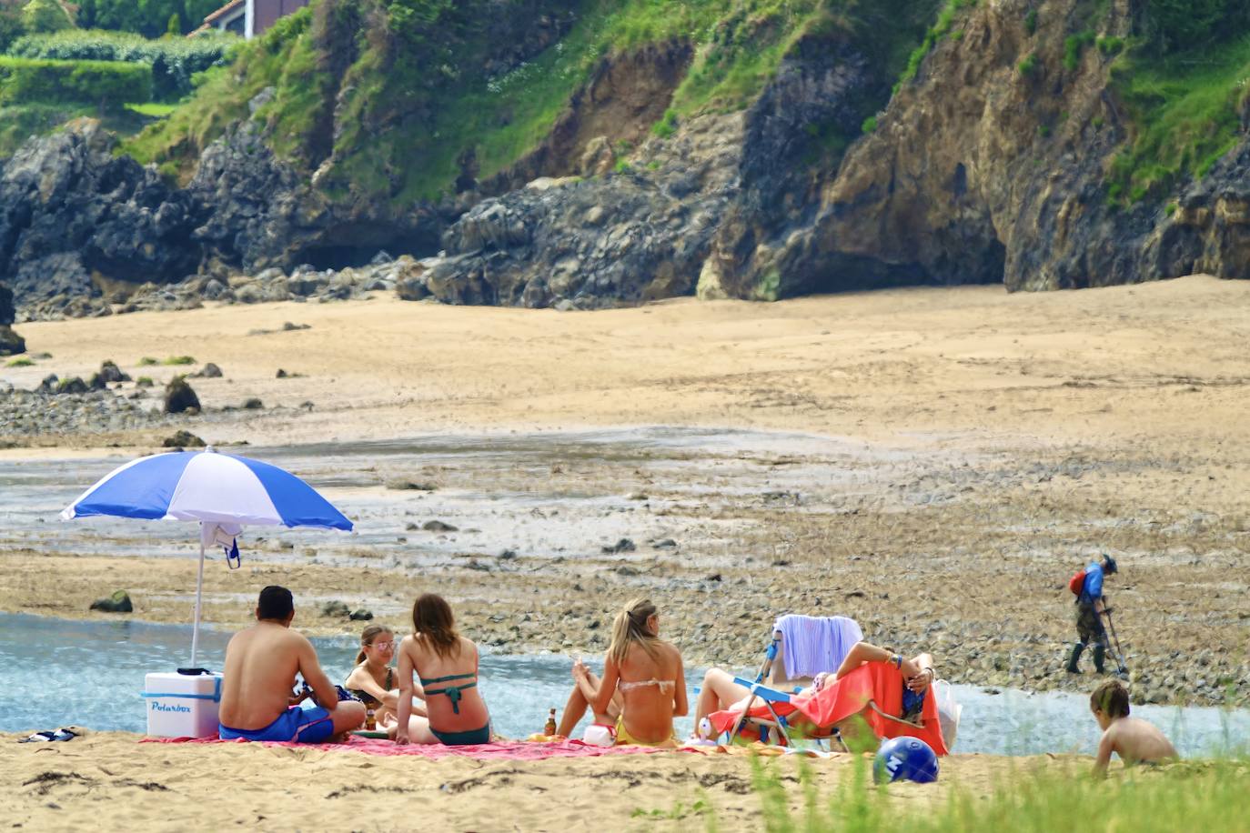 Así es la nueva normalidad en las playas asturianas. 