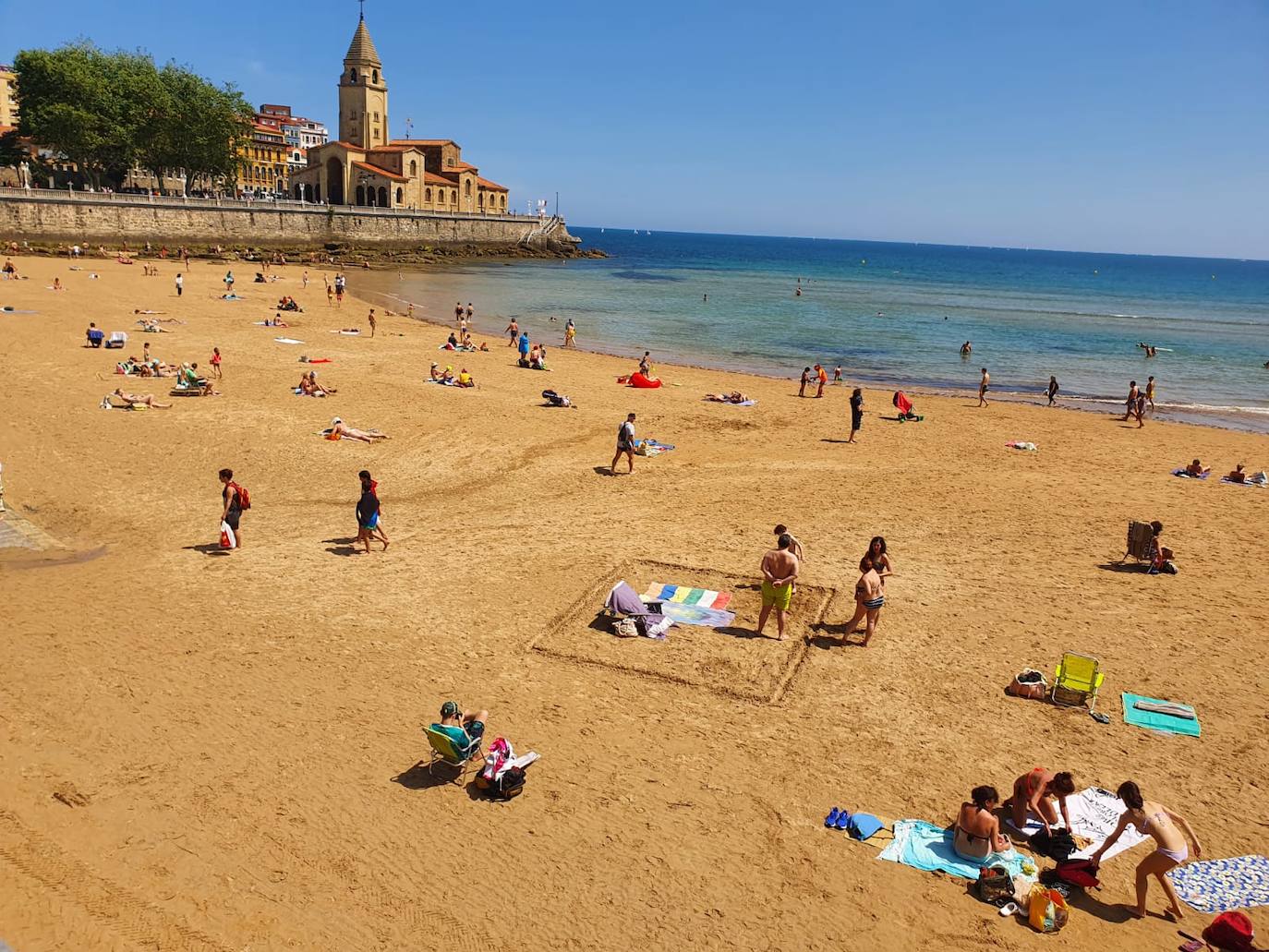 Así es la nueva normalidad en las playas asturianas. 