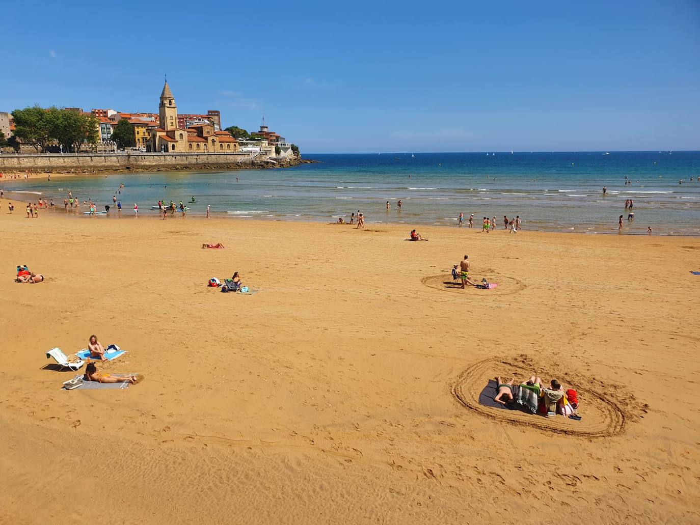 Así es la nueva normalidad en las playas asturianas. 