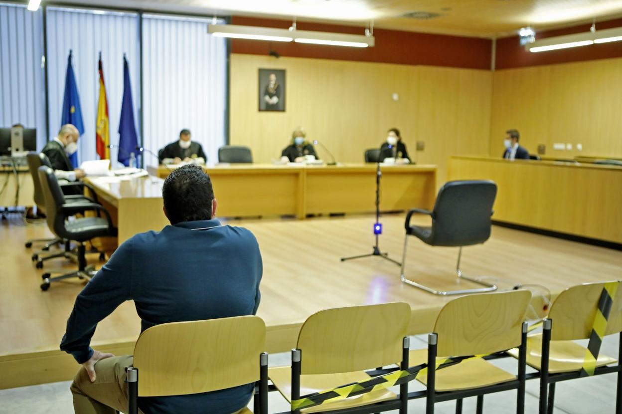 El acusado, durante la vista celebrada ayer. 