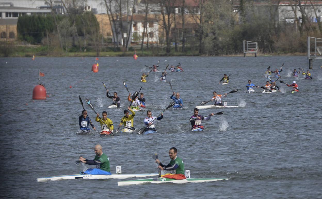 Piragüistas en el embalse de Trasona. 