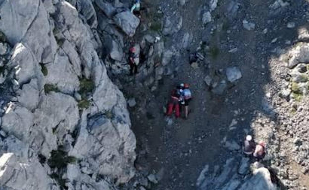 Los bomberos rescatan a dos montañeros en Lena y Caso